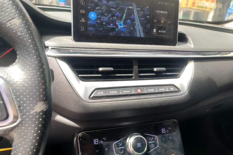Used Hongqi H5 2022 Classic Model Facelift 1.8T Automatic Smart Connect Flagship Edition Audio And AC Panel