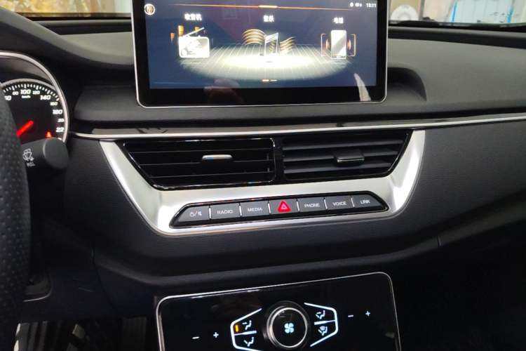 Used Hongqi H5 2022 Classic Model 1.5T DCT Flagship Edition Audio And AC Panel