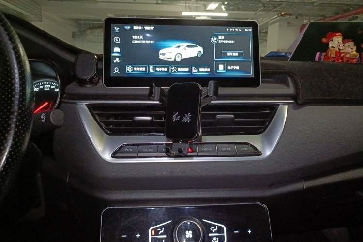 Used Hongqi H5 2022 Classic Model Facelift 1.8T Automatic Smart Connect Flagship Edition Audio And AC Panel