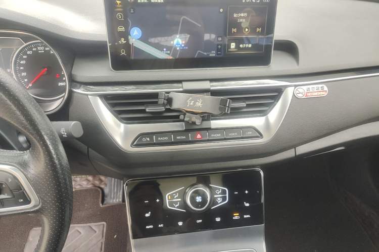Used Hongqi H5 2022 Classic Model 1.8T Automatic Smart Connect Flagship Edition Audio And AC Panel