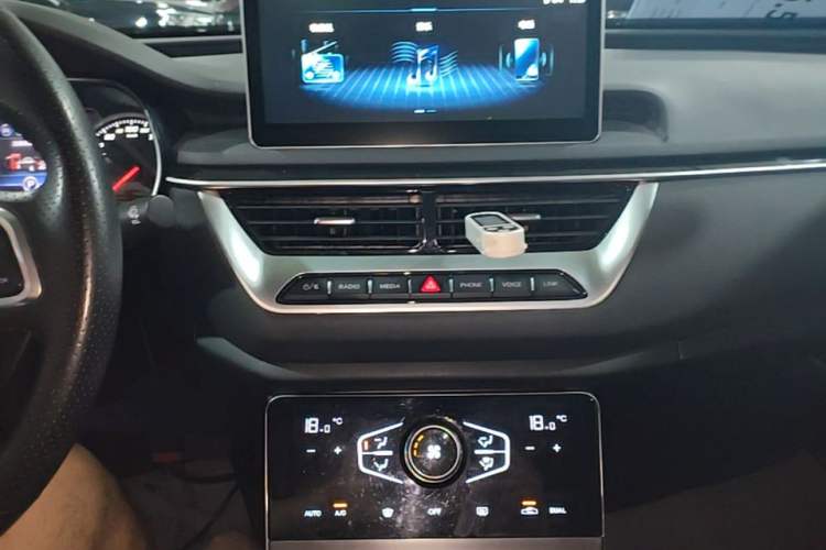 Used Hongqi H5 2022 Classic Model 1.5T DCT Flagship Edition Audio And AC Panel