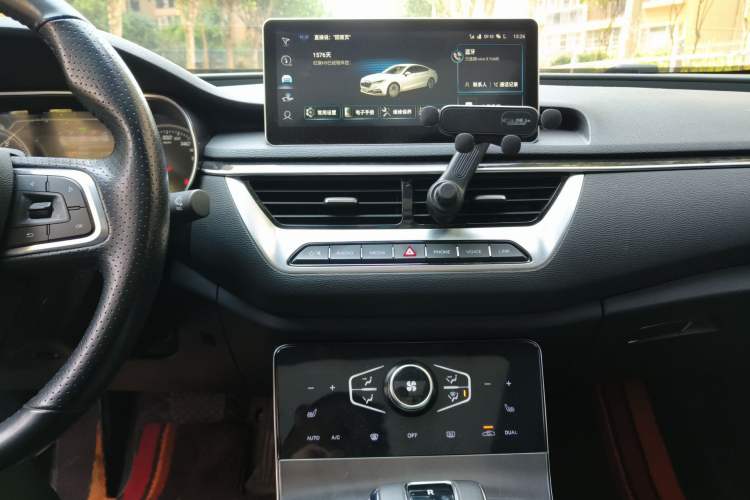 Used Hongqi H5 2022 Classic Model 1.8T Automatic Smart Connect Flagship Edition Audio And AC Panel