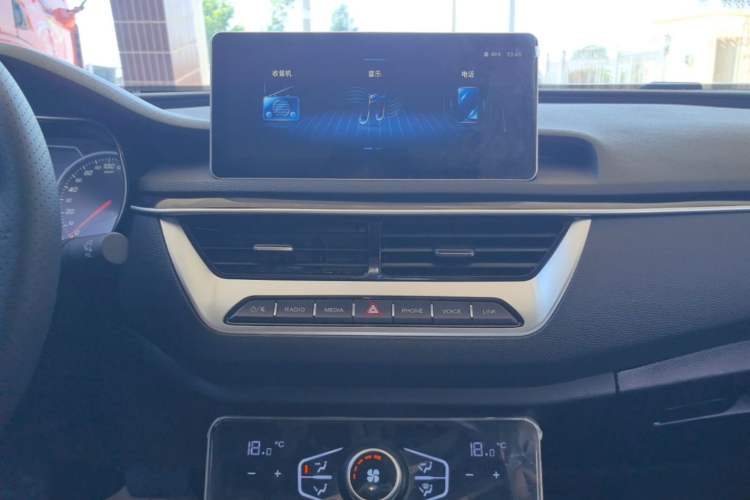 Used Hongqi H5 2022 Classic Model Facelift 1.5T DCT Qiyun Edition Audio And AC Panel