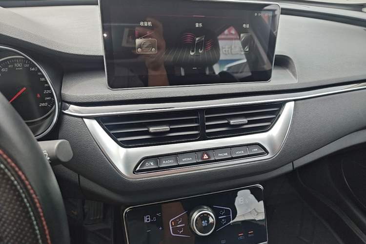 Used Hongqi H5 2022 Classic Model Facelift 1.5T DCT Qiyun Edition Audio And AC Panel