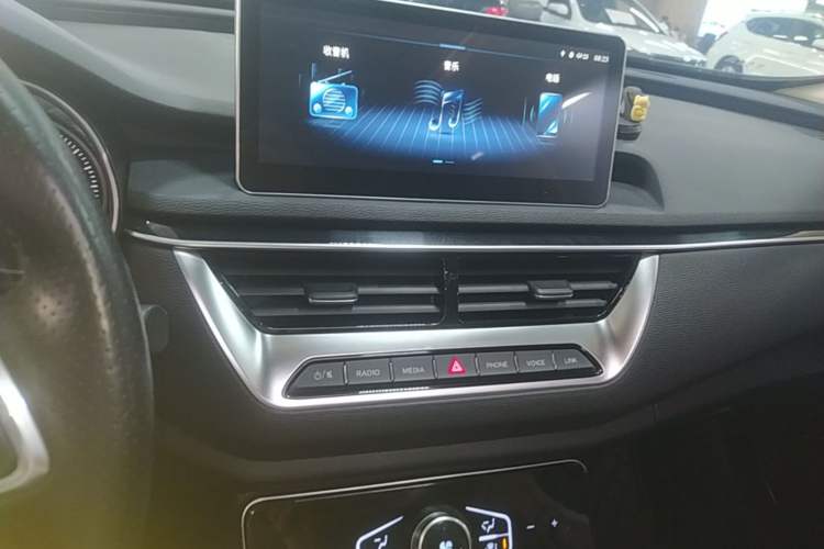 Used Hongqi H5 2022 Classic Model Facelift 1.5T DCT Qiyun Edition Audio And AC Panel