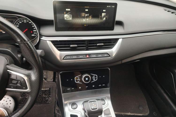 Used Hongqi H5 2022 Classic Model Facelift 1.5T DCT Qiyun Edition Audio And AC Panel