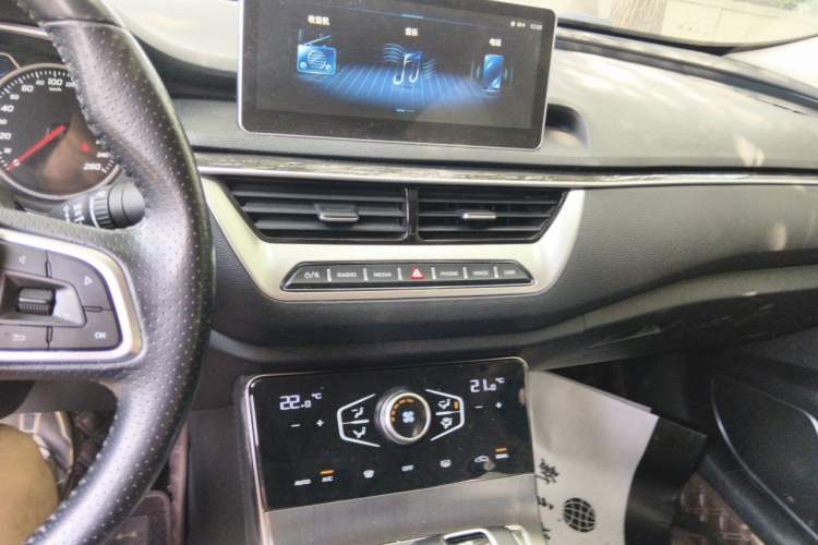 Used Hongqi H5 2022 Classic Model 1.5T DCT Flagship Edition Audio And AC Panel