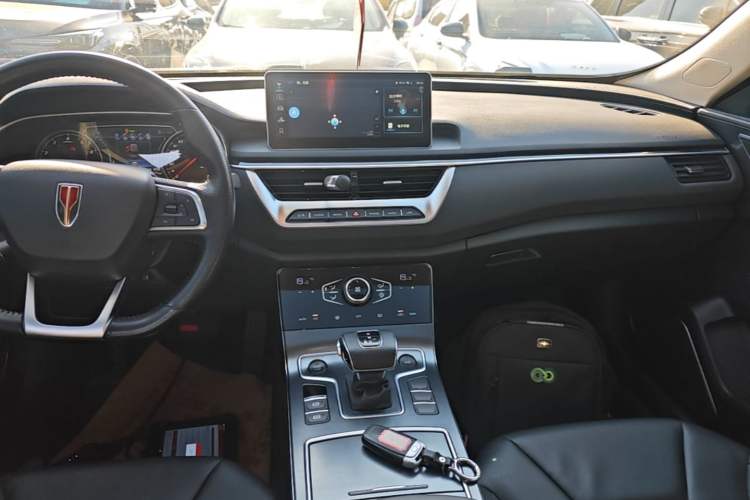 Used Hongqi H5 2022 Classic Model Facelift 1.8T Automatic Smart Connect Flagship Edition Audio And AC Panel
