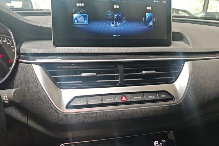 Used Hongqi H5 2022 Classic Model Facelift 1.5T DCT Qiyun Edition Audio And AC Panel