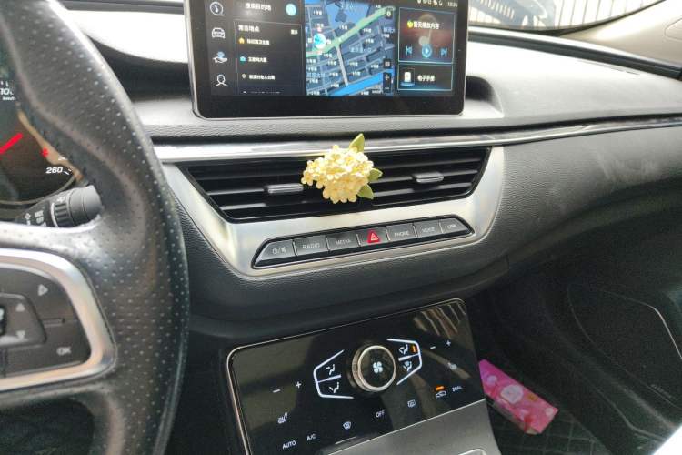 Used Hongqi H5 2022 Classic Model 1.8T Automatic Smart Connect Flagship Edition Audio And AC Panel