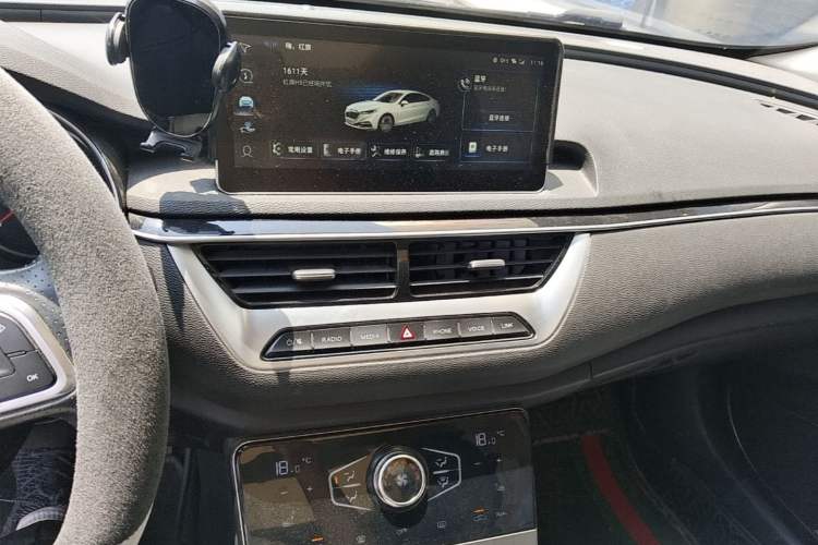 Used Hongqi H5 2022 Classic Model 1.8T Automatic Smart Connect Flagship Edition Audio And AC Panel