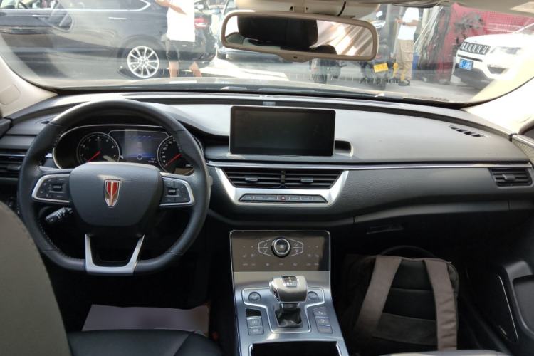 Used Hongqi H5 2022 Classic Model 1.8T Automatic Smart Connect Flagship Edition Center Console