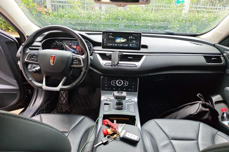 Used Hongqi H5 2022 Classic Model 1.8T Automatic Smart Connect Flagship Edition Center Console