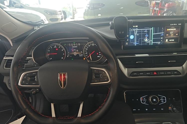 Used Hongqi H5 2022 Classic Model Facelift 1.8T Automatic Smart Connect Flagship Edition Center Console
