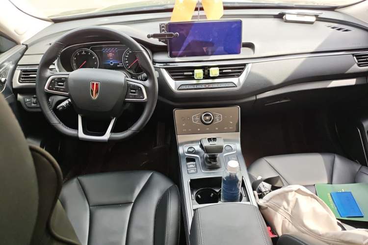 Used Hongqi H5 2022 Classic Model 1.8T Automatic Smart Connect Flagship Edition Center Console