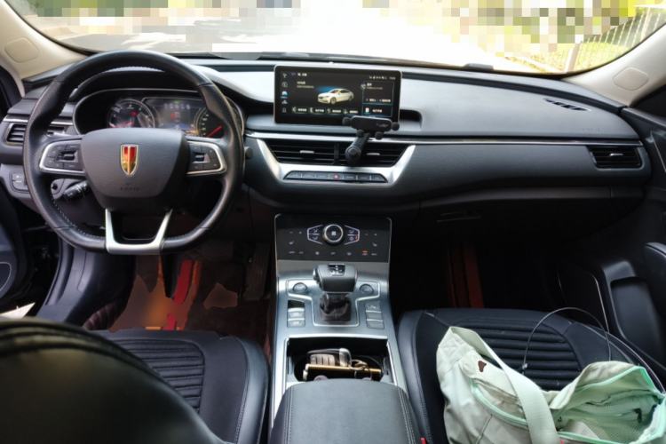 Used Hongqi H5 2022 Classic Model 1.8T Automatic Smart Connect Flagship Edition Center Console