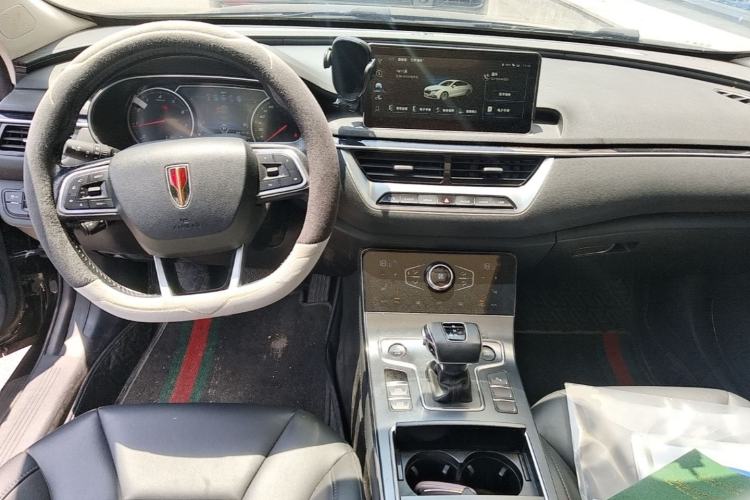 Used Hongqi H5 2022 Classic Model 1.8T Automatic Smart Connect Flagship Edition Center Console