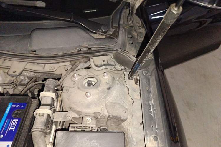 Used Hongqi H5 2022 Classic Model 1.5T DCT Flagship Edition Engine Bay Left