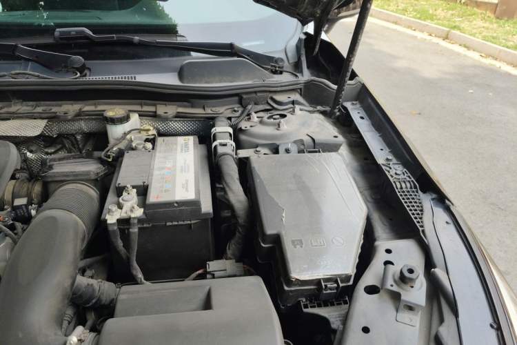 Used Hongqi H5 2022 Classic Model 1.8T Automatic Smart Connect Flagship Edition Engine Bay Left