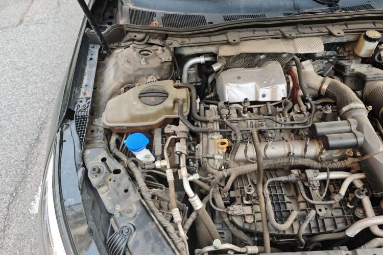Used Hongqi H5 2022 Classic Model 1.8T Automatic Smart Connect Flagship Edition Engine Bay Right