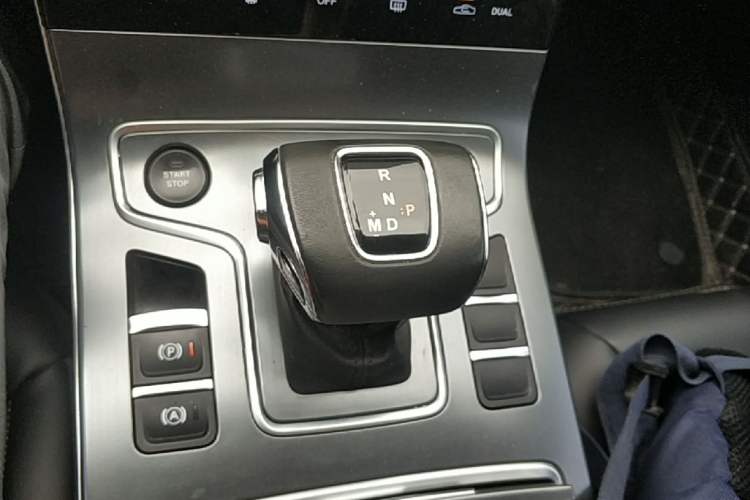Used Hongqi H5 2022 Classic Model Facelift 1.5T DCT Qiyun Edition Gear Lever