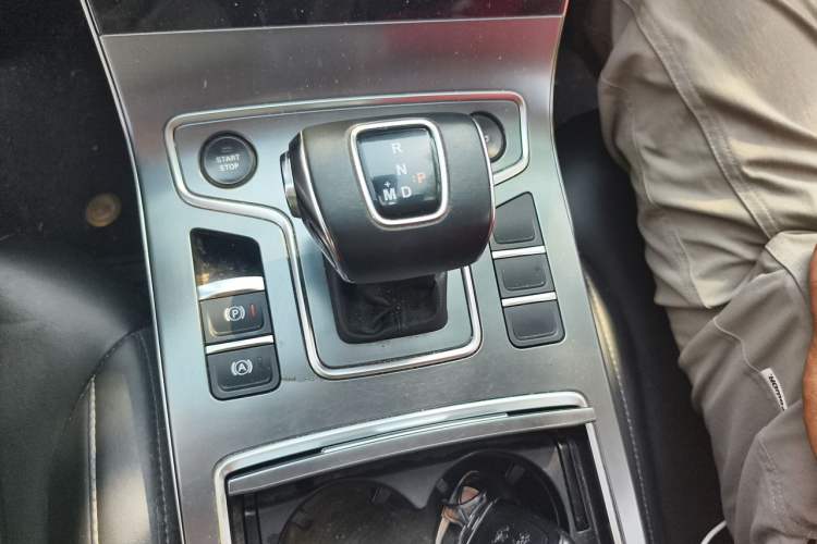 Used Hongqi H5 2022 Classic Model Facelift 1.5T DCT Qiyun Edition Gear Lever