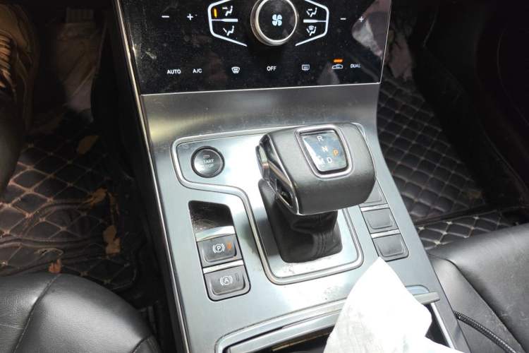 Used Hongqi H5 2022 Classic Model Facelift 1.5T DCT Qiyun Edition Gear Lever