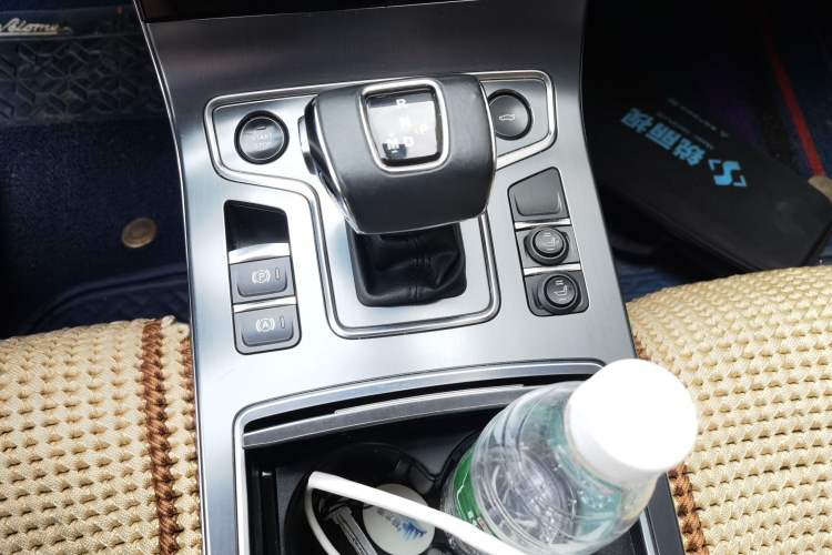 Used Hongqi H5 2022 Classic Model Facelift 1.5T DCT Qiyun Edition Gear Lever