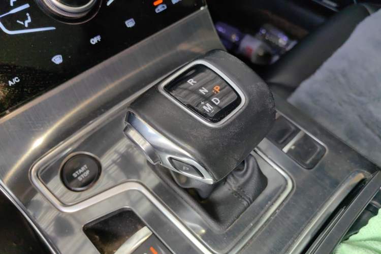 Used Hongqi H5 2022 Classic Model 1.8T Automatic Smart Connect Flagship Edition Gear Lever