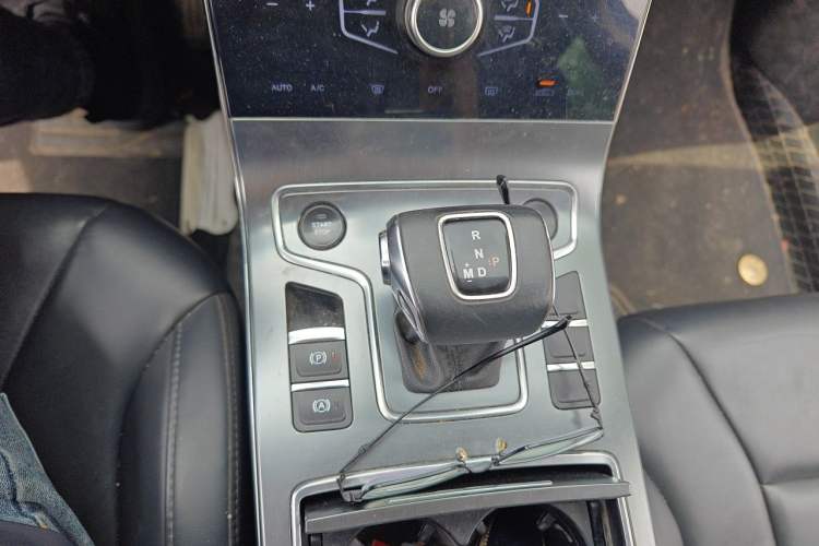 Used Hongqi H5 2022 Classic Model Facelift 1.5T DCT Qiyun Edition Gear Lever
