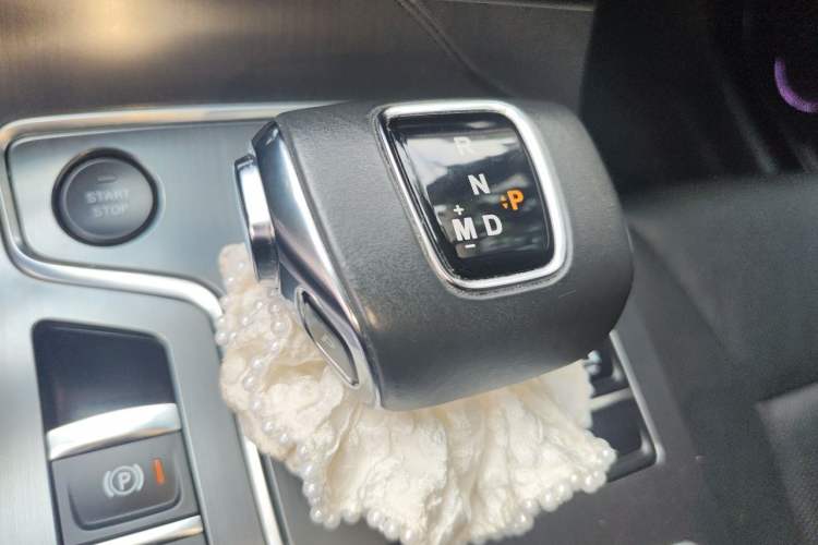Used Hongqi H5 2022 Classic Model 1.8T Automatic Smart Connect Flagship Edition Gear Lever