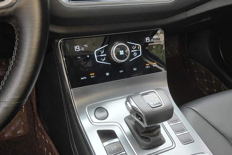 Used Hongqi H5 2022 Classic Model Facelift 1.8T Automatic Smart Connect Flagship Edition Gear Lever