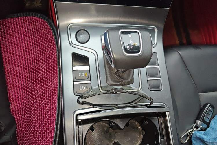 Used Hongqi H5 2022 Classic Model Facelift 1.8T Automatic Smart Connect Flagship Edition Gear Lever
