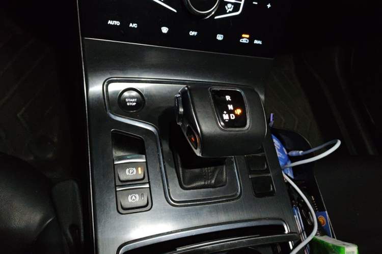 Used Hongqi H5 2022 Classic Model Facelift 1.5T DCT Qiyun Edition Gear Lever
