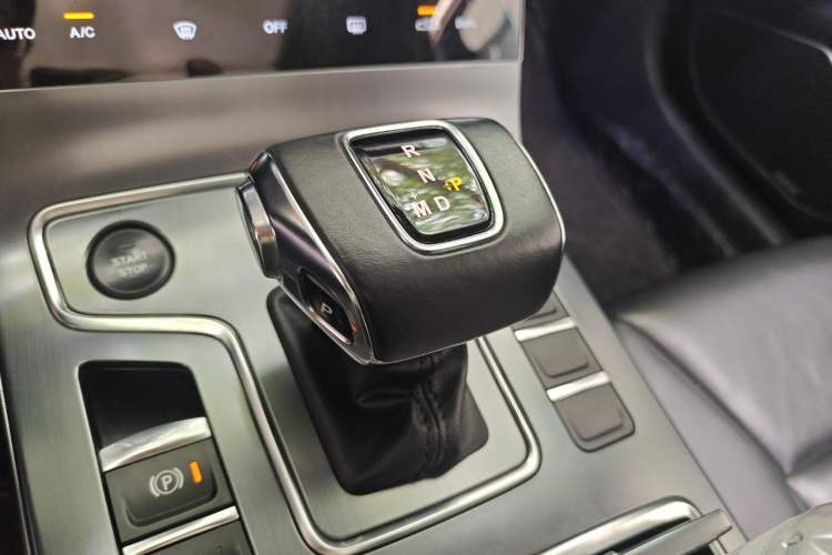 Used Hongqi H5 2022 Classic Model Facelift 1.8T Automatic Smart Connect Flagship Edition Gear Lever