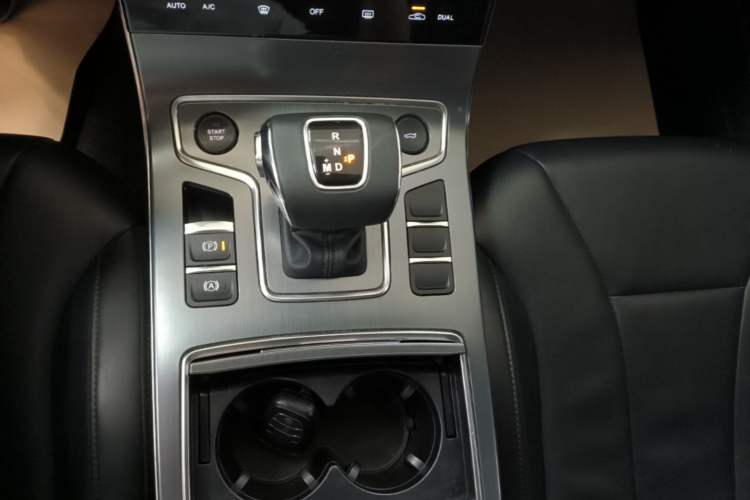 Used Hongqi H5 2022 Classic Model Facelift 1.5T DCT Qiyun Edition Gear Lever