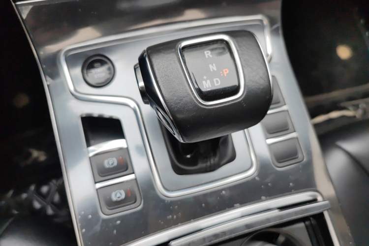 Used Hongqi H5 2022 Classic Model Facelift 1.5T DCT Qiyun Edition Gear Lever
