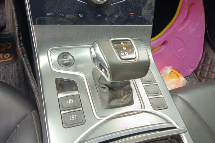 Used Hongqi H5 2022 Classic Model 1.8T Automatic Smart Connect Flagship Edition Gear Lever