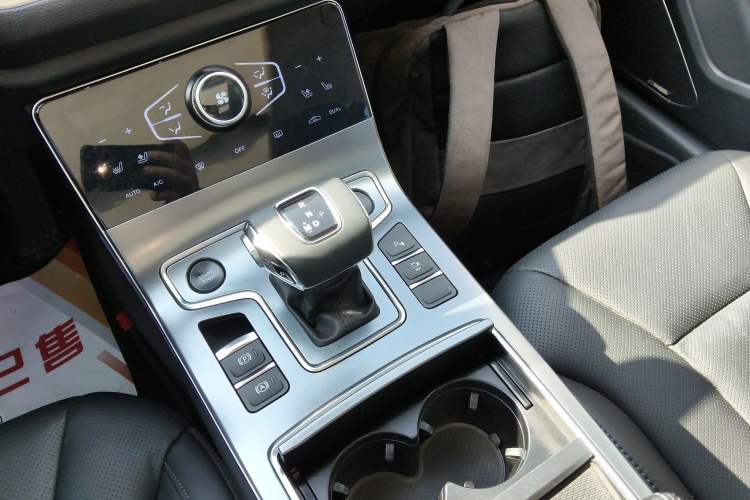 Used Hongqi H5 2022 Classic Model 1.8T Automatic Smart Connect Flagship Edition Gear Lever