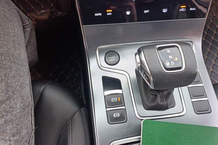 Used Hongqi H5 2022 Classic Model Facelift 1.5T DCT Qiyun Edition Gear Lever
