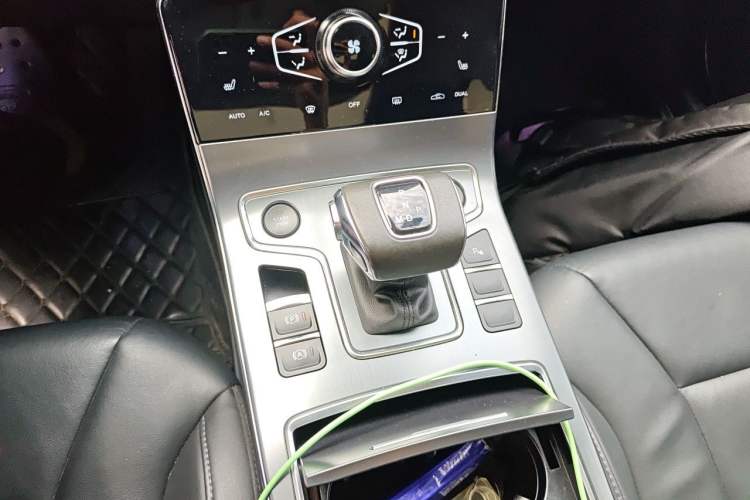 Used Hongqi H5 2022 Classic Model 1.8T Automatic Smart Connect Flagship Edition Gear Lever