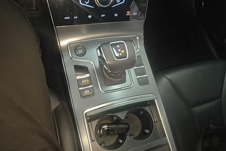 Used Hongqi H5 2022 Classic Model Facelift 1.8T Automatic Smart Connect Flagship Edition Gear Lever