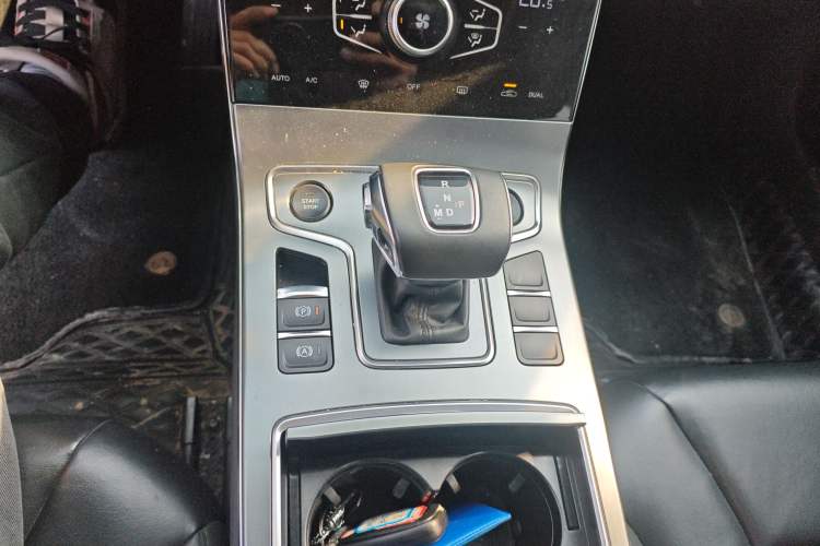 Used Hongqi H5 2022 Classic Model Facelift 1.5T DCT Qiyun Edition Gear Lever