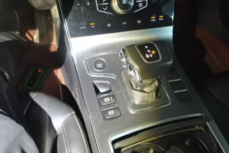 Used Hongqi H5 2022 Classic Model Facelift 1.5T DCT Qiyun Edition Gear Lever