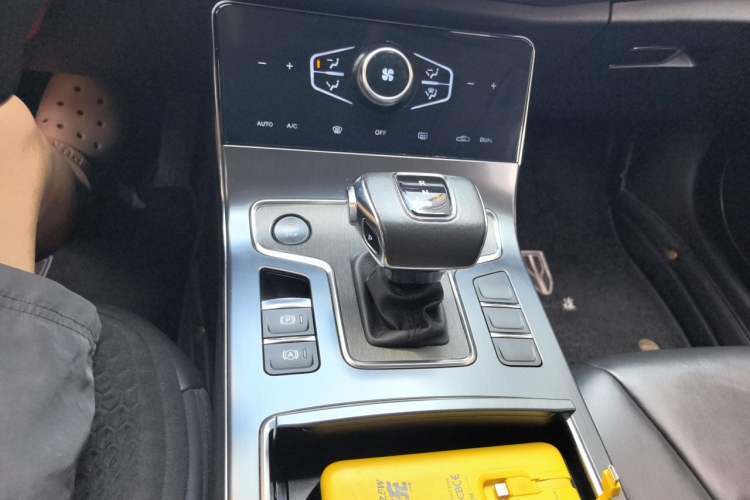 Used Hongqi H5 2022 Classic Model Facelift 1.8T Automatic Smart Connect Flagship Edition Gear Lever