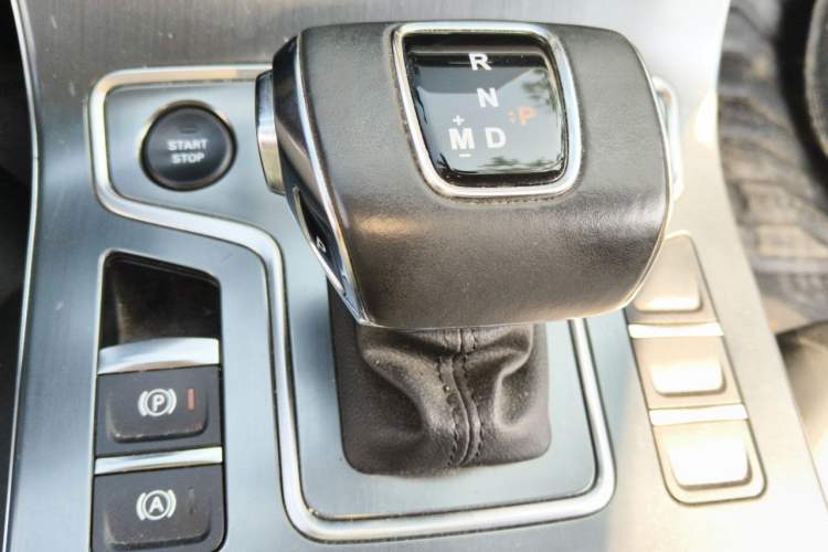 Used Hongqi H5 2022 Classic Model Facelift 1.5T DCT Qiyun Edition Gear Lever
