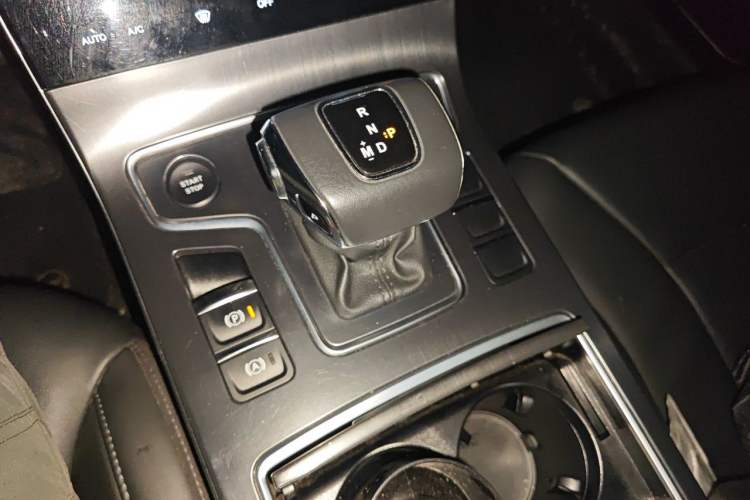 Used Hongqi H5 2022 Classic Model Facelift 1.5T DCT Qiyun Edition Gear Lever