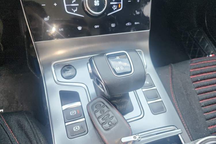 Used Hongqi H5 2022 Classic Model 1.8T Automatic Smart Connect Flagship Edition Gear Lever