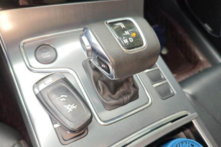 Used Hongqi H5 2022 Classic Model 1.8T Automatic Smart Connect Flagship Edition Gear Lever