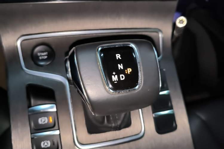 Used Hongqi H5 2022 Classic Model Facelift 1.8T Automatic Smart Connect Flagship Edition Gear Lever